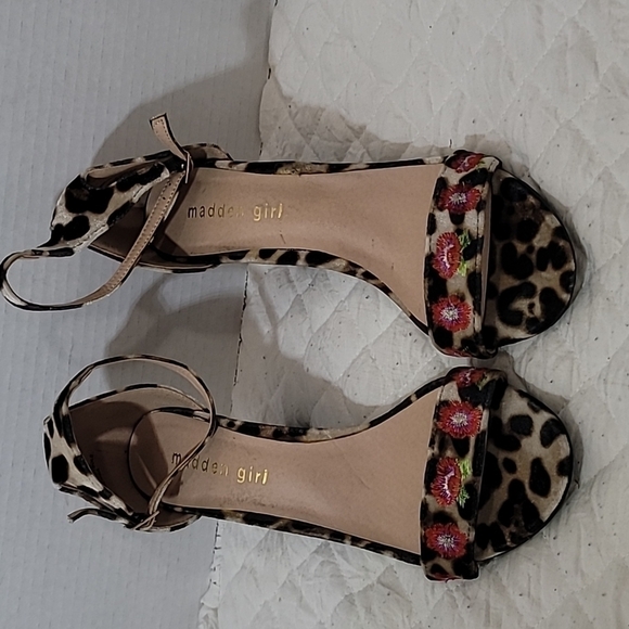 Madden Girl Behave Sandals Size  9 - Picture 2 of 7